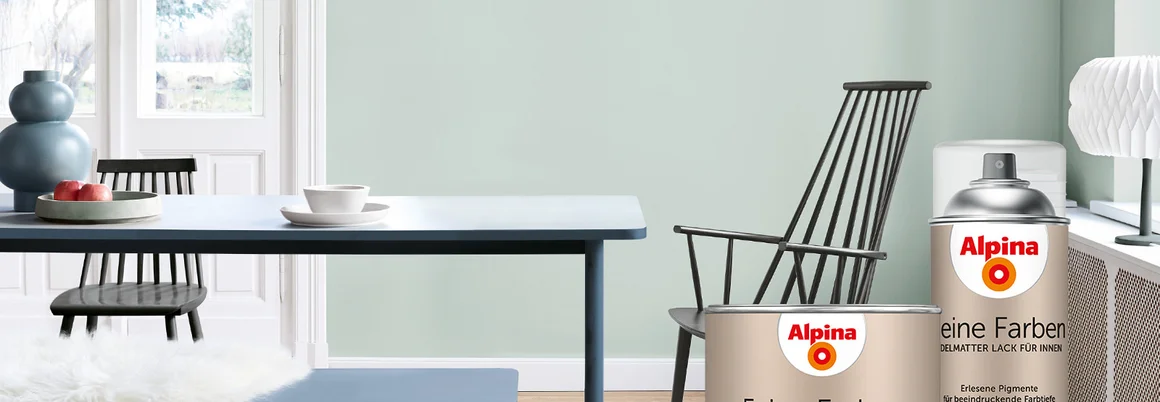 Esszimmer mit mintgrüner Wand